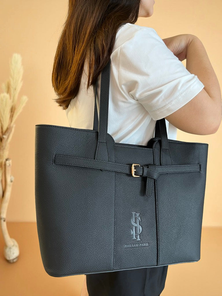 Sac Signature HAKSAM Paris en cuir Togo porté par une femme élégante, sac cabas chic et multifonction