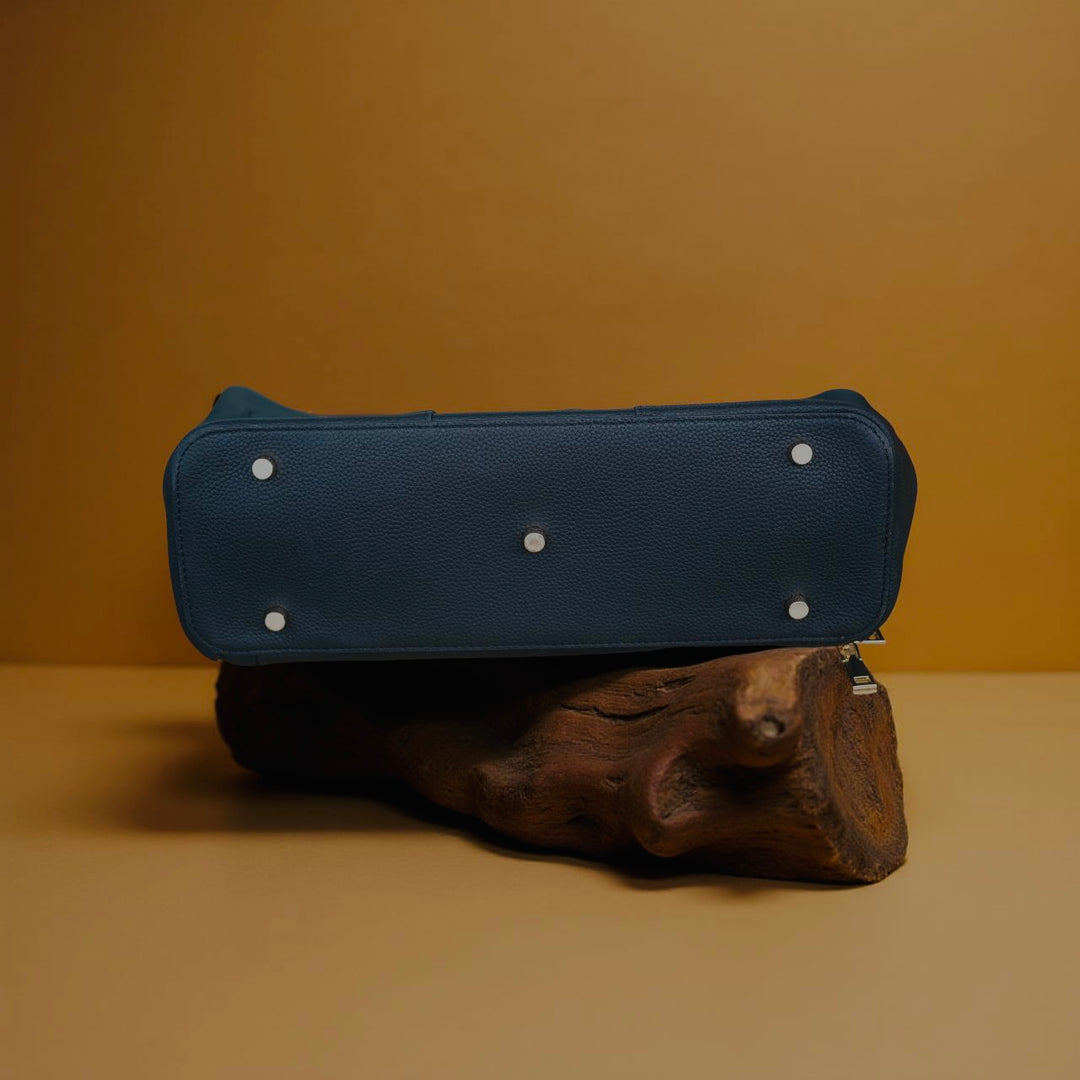 Dessous du sac Signature HAKSAM Paris en cuir Togo, base renforcée et finitions haut de gamme