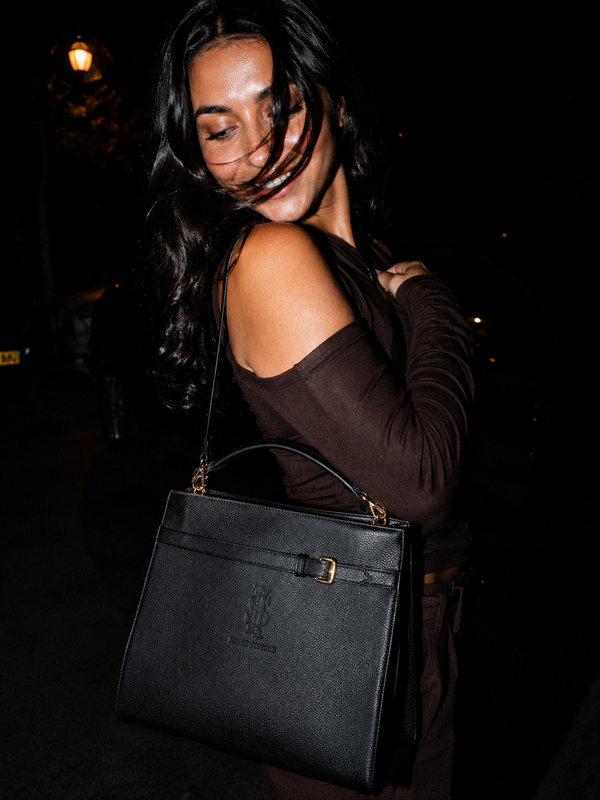 Fanny, prothésiste ongulaire — cliente HAKSAM avec le sac Le Signature en cuir Togo noir, sortie parisienne