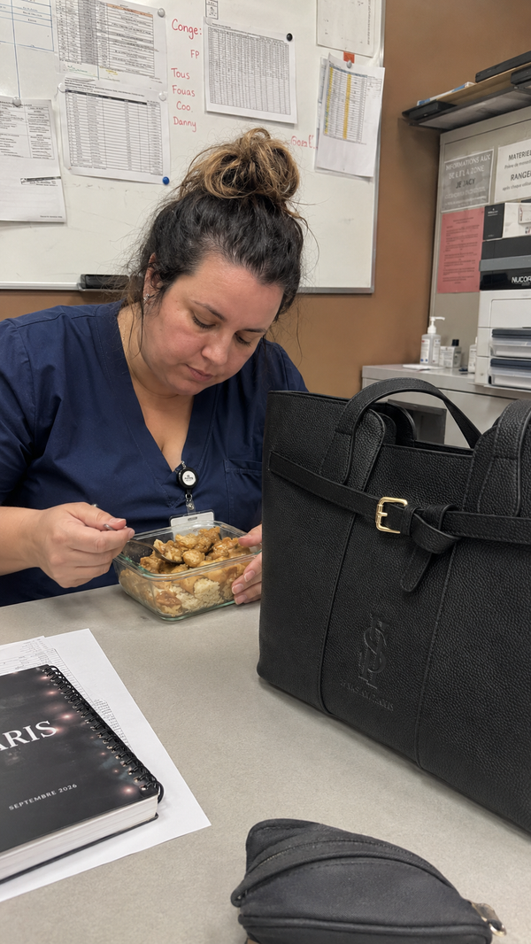 Laura, aide-soignante — cliente HAKSAM avec le sac Le Signature en cuir Togo noir, déjeuner maison au service