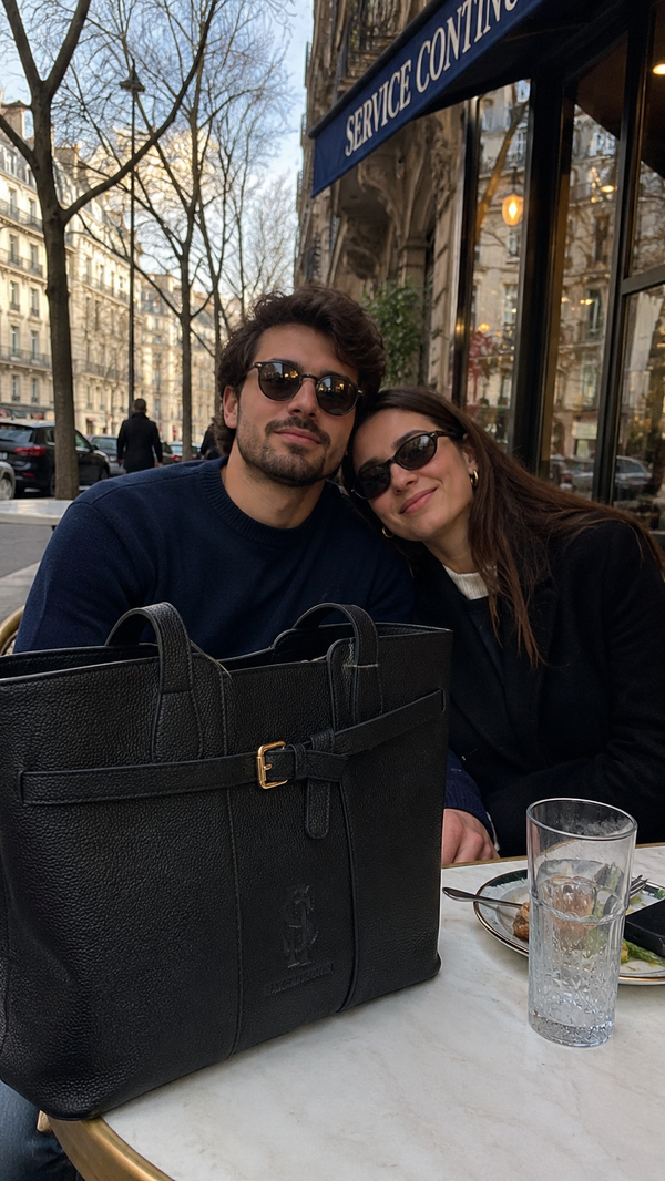Pauline et Théo, Paris — clients HAKSAM avec le sac Le Signature en cuir Togo noir